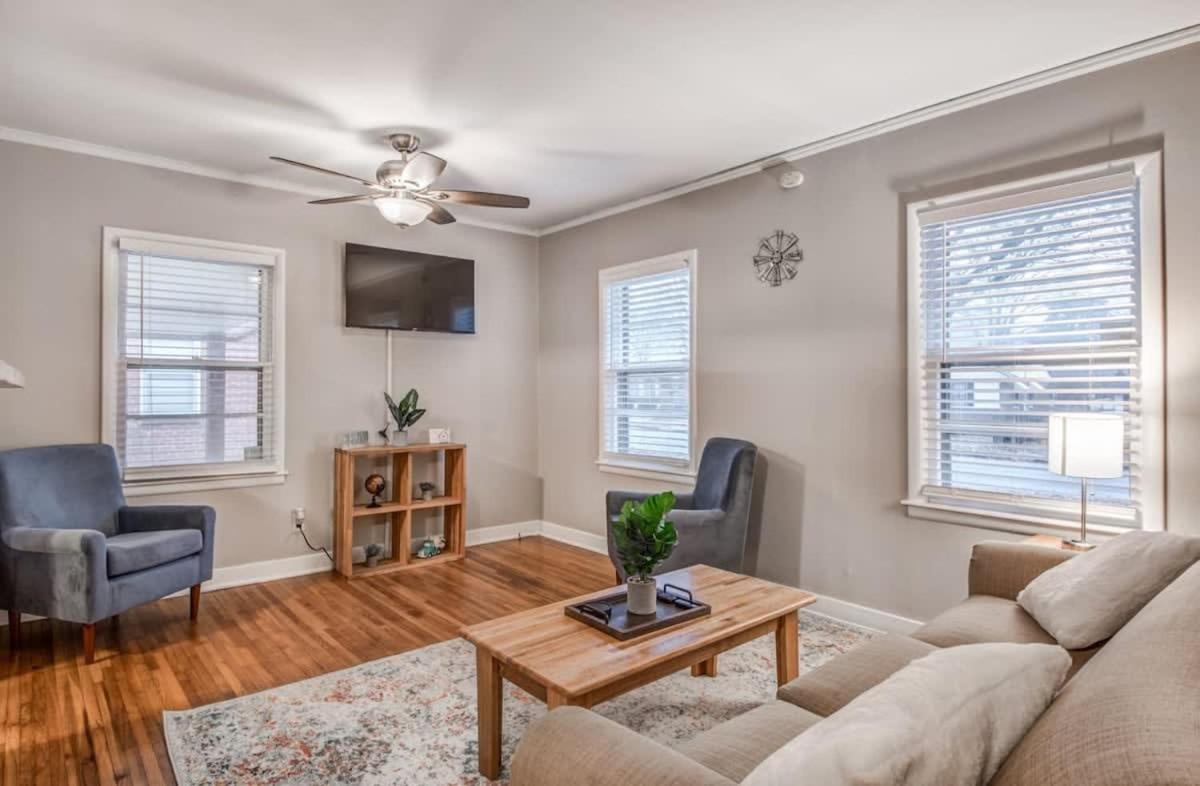 Colonial Acres Abode- East Memphis- 20 Mins To Downtown Holiday home *